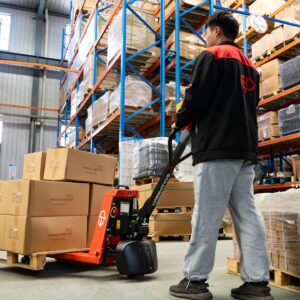 Xe nâng tay bán điện HPL152 làm việc trong kho hàng